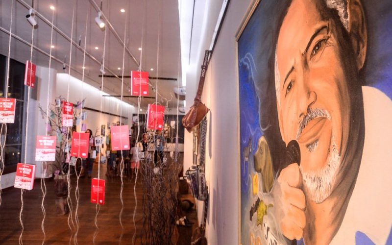 Poeta Antônio Francisco e o neto Segundo passeiam pelo polo que leva seu nome