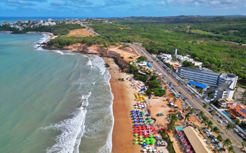 Prefeitura de Parnamirim reforça cuidados com falésias na praia de Cotovelo