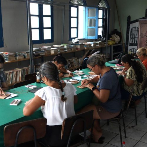 Moradores de Monte das Gameleiras resgatam a tradição da xilogravura por meio de exposição artística 