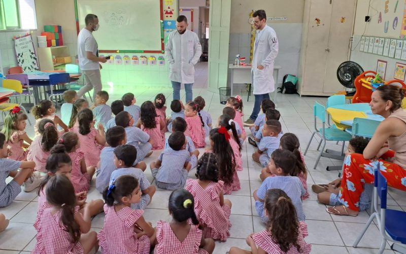 Prefeitura de Parnamirim promoveu ação de saúde bucal para crianças com kits odontológicos