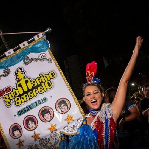 Bloco do Submarino Amarelo leva clássicos dos Beatles pelas ruas de Petrópolis