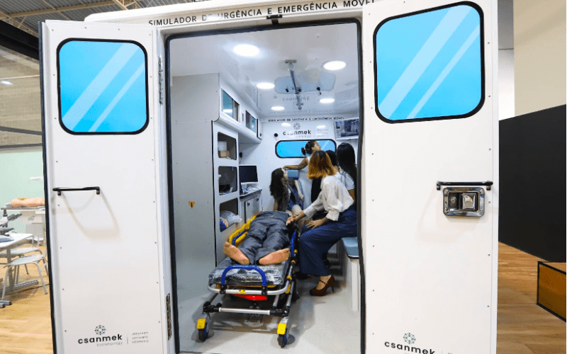 Congresso médico em Natal traz simulador de treinamento que recria ambulância