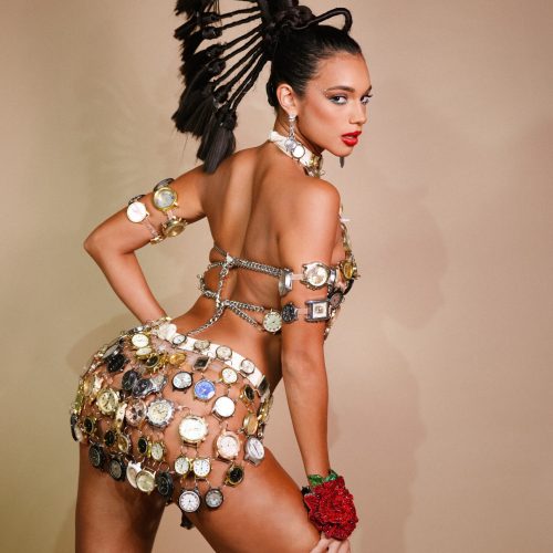 Alane Dias faz contagem regressiva para o Carnaval com look feito de relógios reciclados