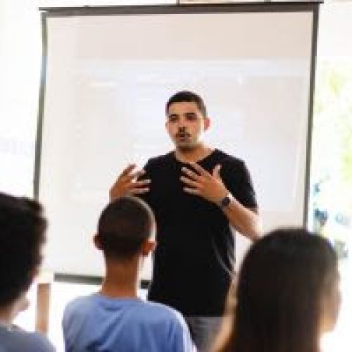 Projeto Oficinas Criativas leva oficinas gratuitas de produção musical para estudantes de Natal