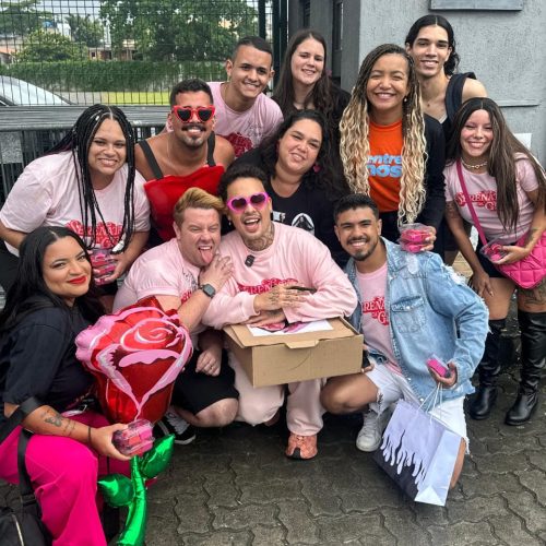 Antes de se apresentar, Gloria Groove surpreende os fãs que já estão na fila para show 