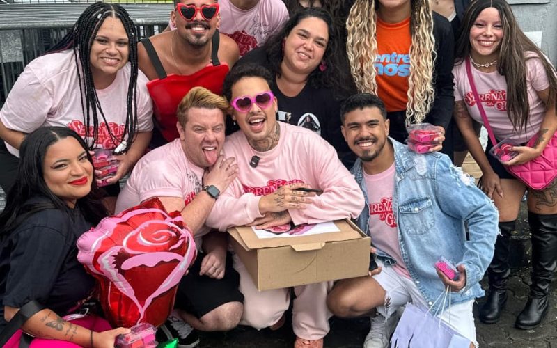 Antes de se apresentar, Gloria Groove surpreende os fãs que já estão na fila para show 