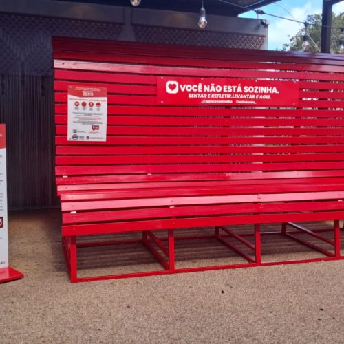 Banco Vermelho gigante é implantado no Mercado da Redinha