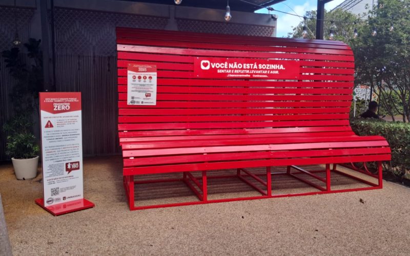 Banco Vermelho gigante é implantado no Mercado da Redinha