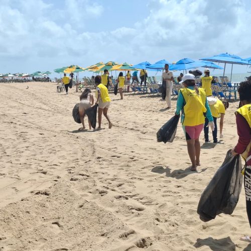 Ação de limpeza é realizada na faixa litorânea de Natal