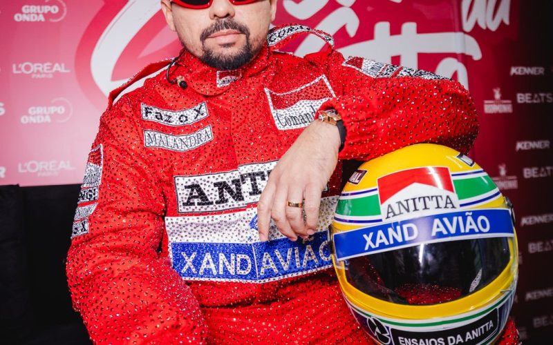Xand Avião agita Ensaios da Anitta em SP com figurino em homenagem a Ayrton Senna