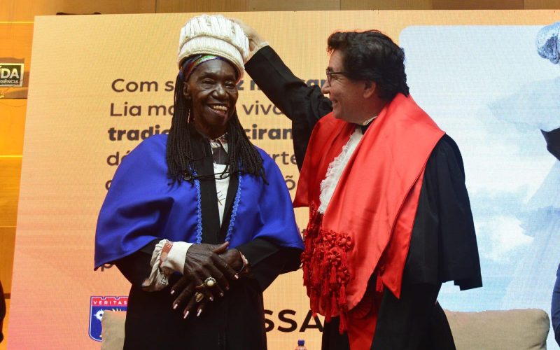 Lia de Itamaracá recebe título Honoris Causa pela UNINASSAU
