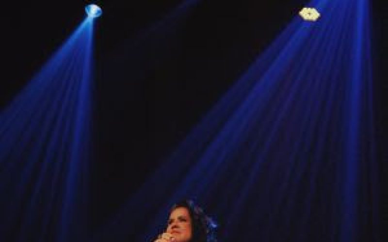 Simona Talma se apresenta neste sábado (25), no Conexão Viver Bem – Especial Outubro Rosa