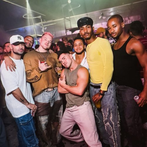 Bailarinos da Lady Gaga curtem a noite em boate no Rio; Veja!