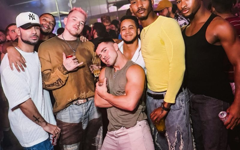 Bailarinos da Lady Gaga curtem a noite em boate no Rio; Veja!