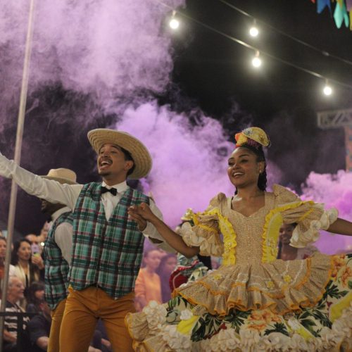 Quadrilhas juninas levam dança e tradição ao Grande Arraiá de Araxá/MG