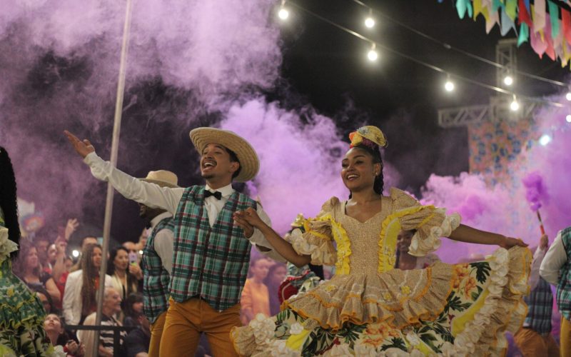 Quadrilhas juninas levam dança e tradição ao Grande Arraiá de Araxá/MG
