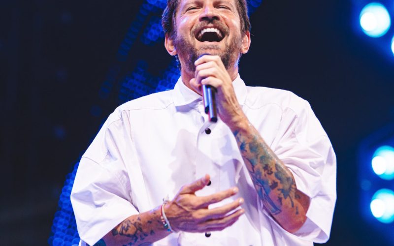 Cantor Saulo se pronuncia após problema no trio durante o Carnatal 2025