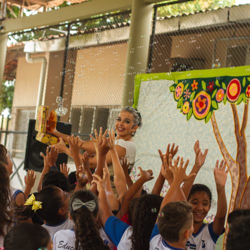 Grupo Estação de Teatro leva contação de histórias infantis a escolas públicas