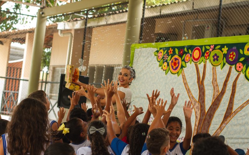 Grupo Estação de Teatro leva contação de histórias infantis a escolas públicas