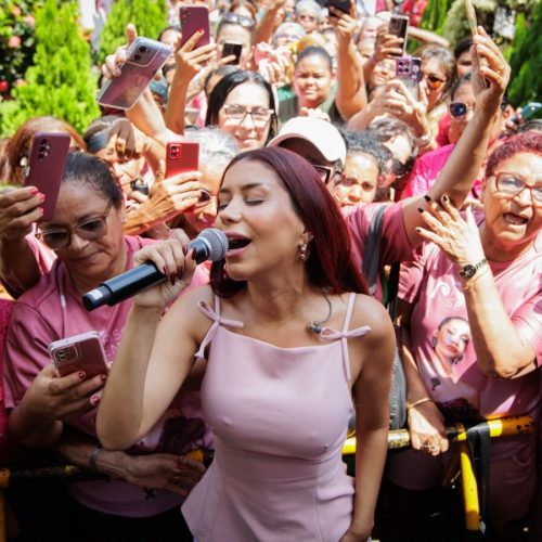 Priscila Senna participa de mais um ano do Outubro Rosa com show no Hospital de Câncer de Pernambuco