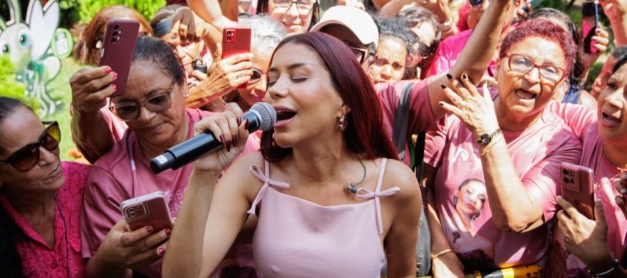 Priscila Senna participa de mais um ano do Outubro Rosa com show no Hospital de Câncer de Pernambuco